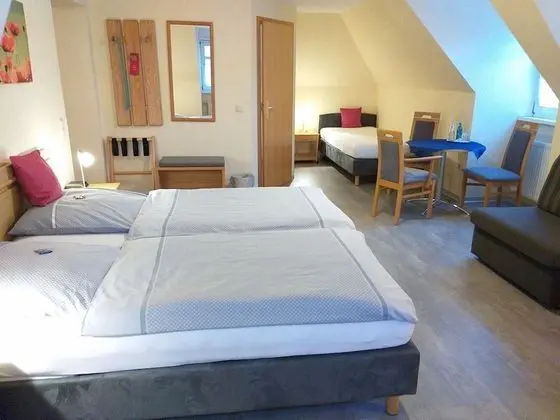 Üç Kişilik Oda, Sigara İçilmez, Bahçe Manzaralı