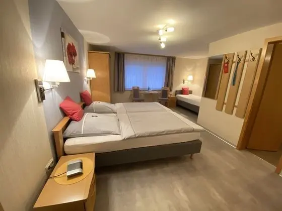 Üç Kişilik Oda, Sigara İçilmez, Bahçe Manzaralı
