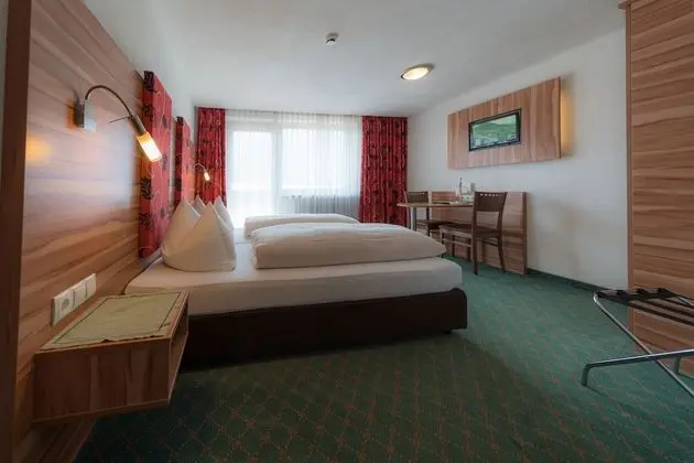 Tek Büyük Yataklı Oda, Balkon, Dağ Manzaralı