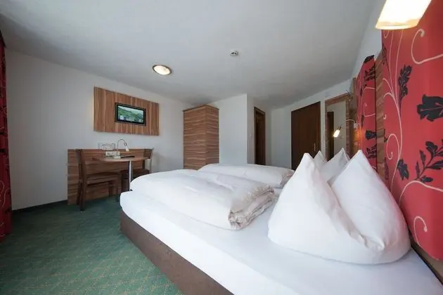 Tek Büyük Yataklı Oda, Balkon, Dağ Manzaralı