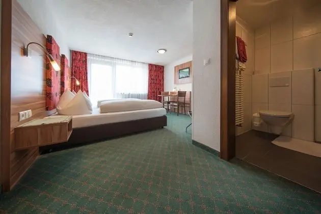 Tek Büyük Yataklı Oda, Balkon, Dağ Manzaralı