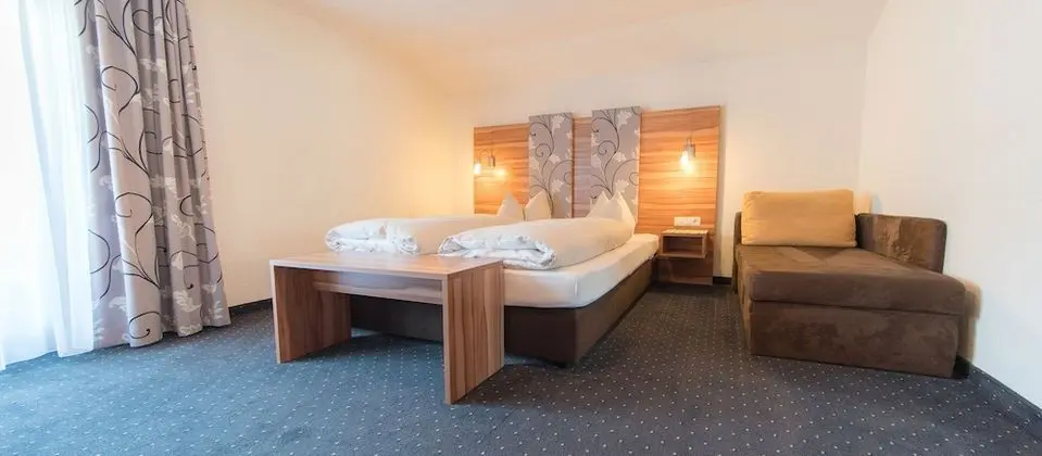 Tek Büyük Yataklı Oda, Balkon, Dağ Manzaralı