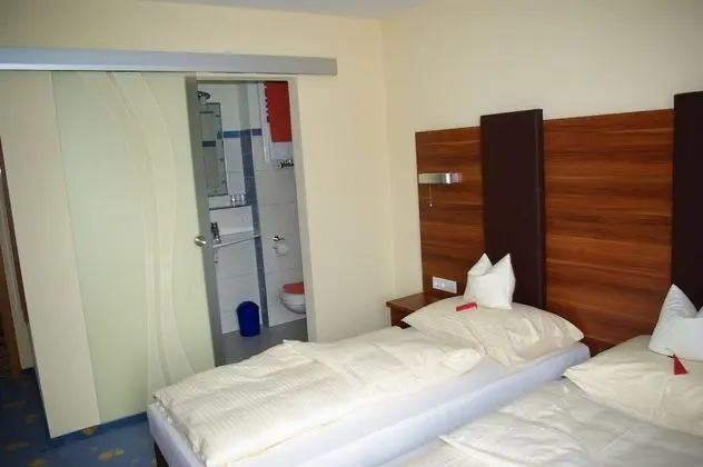 Tek Büyük Yataklı Oda, 2 Tek Kişilik Yatak