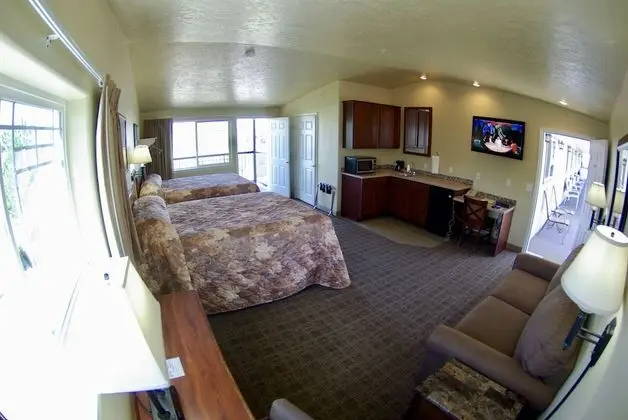 Oda, 2 Büyük (Queen) Boy Yatak, Küçük Mutfak