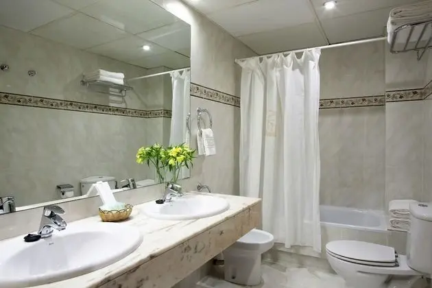 Üç Kişilik Oda