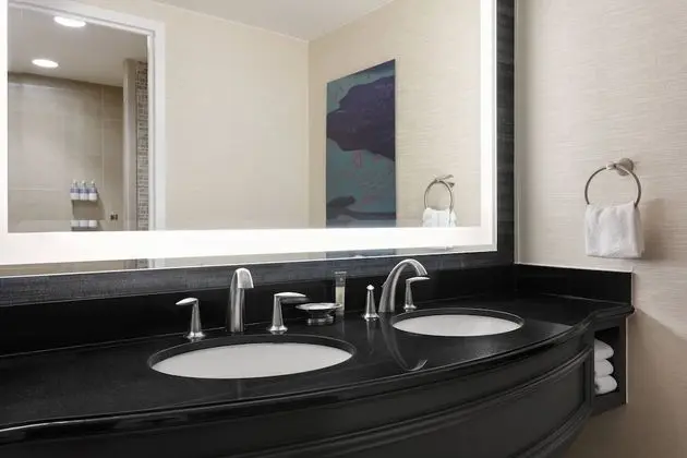 Oda, 2 Büyük (Queen) Boy Yatak (Mobility Accessible, Roll-In Shower)