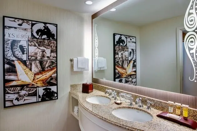 Standard Oda, 2 Büyük (Queen) Boy Yatak (Mobility Accessible, Roll-In Shower)