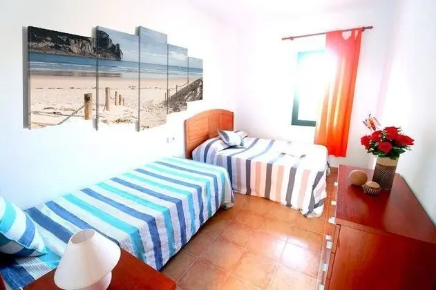 Oda, 3 Tek Kişilik Yatak, Ortak Banyo