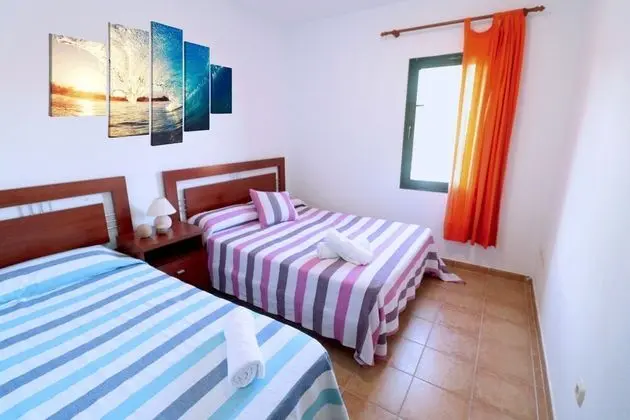 Oda, 3 Tek Kişilik Yatak, Ortak Banyo