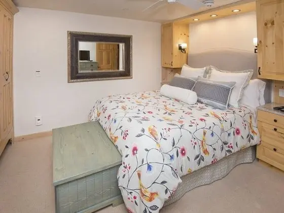 Ev (Village Center Condo)