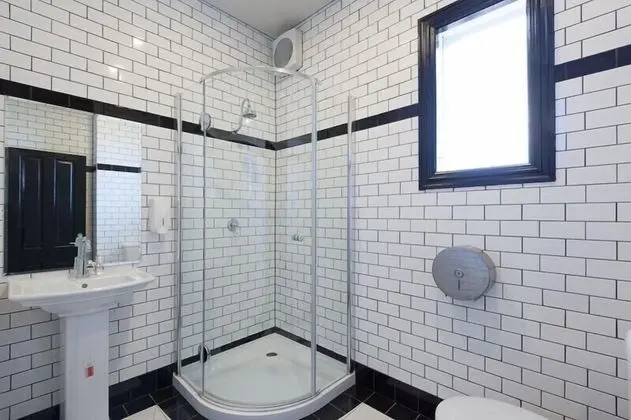 8 Bed Mixed Dorm, Ensuite Bathroom