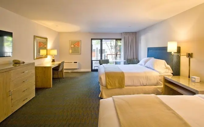 Oda, 2 Büyük (Queen) Boy Yatak