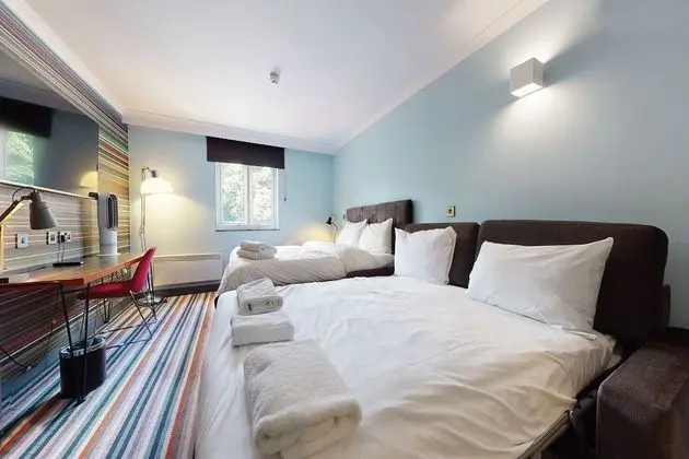 Family Room (1 Double & 2 Rollaway Beds)
