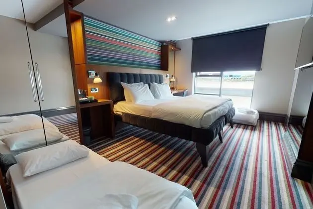 Family Room (1 King & 1 Rollaway Bed)