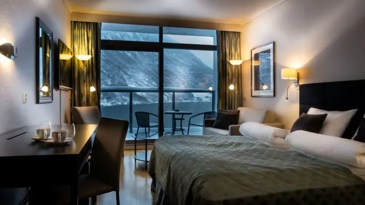 Superior Tek Büyük veya İki Ayrı Yataklı Oda (Fjord View)