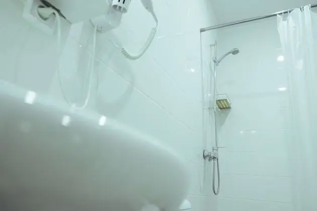 Tek Büyük Yataklı Oda, Penceresiz