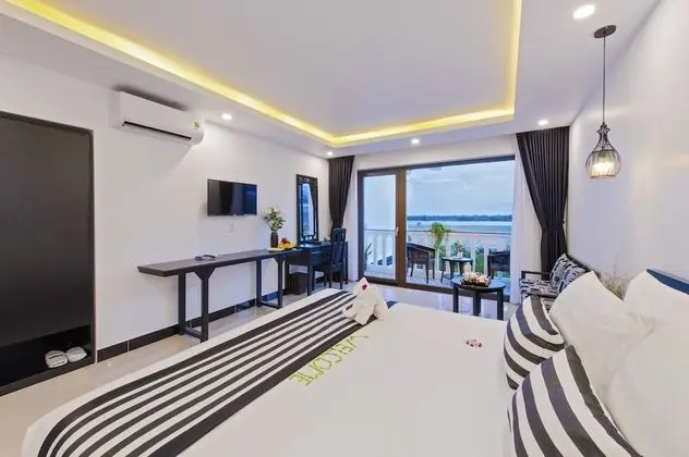 Deluxe Tek Büyük veya İki Ayrı Yataklı Oda, Balkon, Nehir Manzaralı
