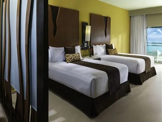 OCEANFRONT POOL SWIM UP SUITE