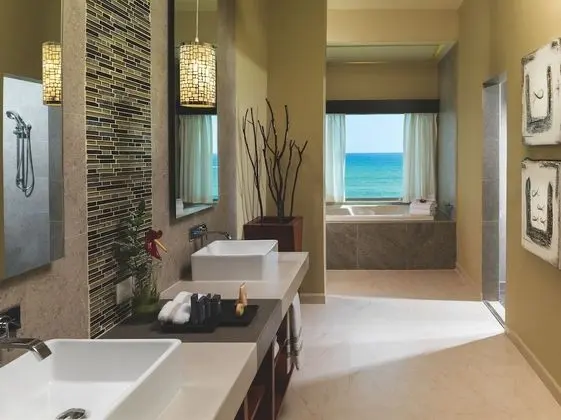 OCEANFRONT SUITE