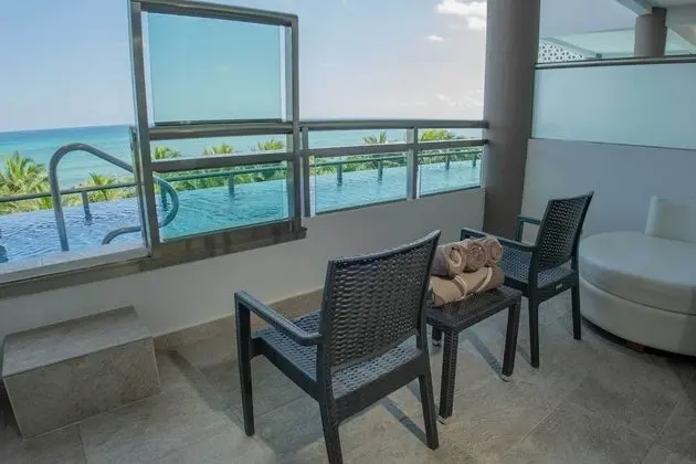 OCEANFRONT SWIM UP SUITE