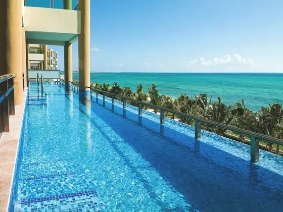 OCEANFRONT SWIM UP SUITE