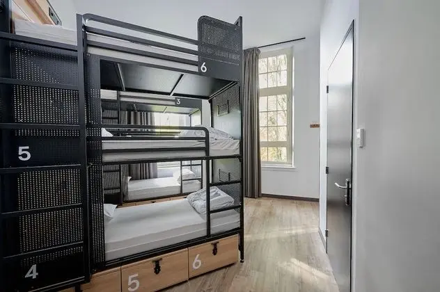 Private 6-bed Room