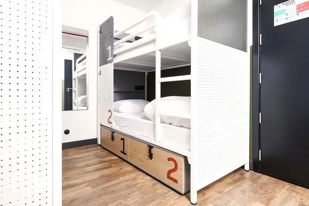 Ortak Ranzalı Oda, Sadece kadınlar için (1 bed in an 8 persons shared room)