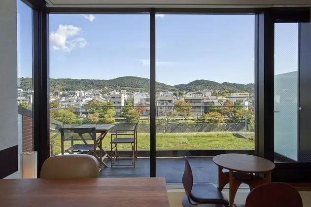 Süit, Balkon (River)