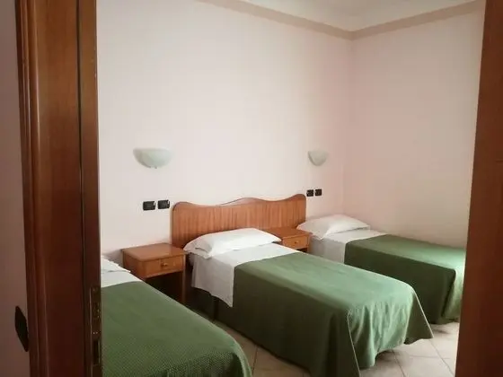 Üç Kişilik Oda