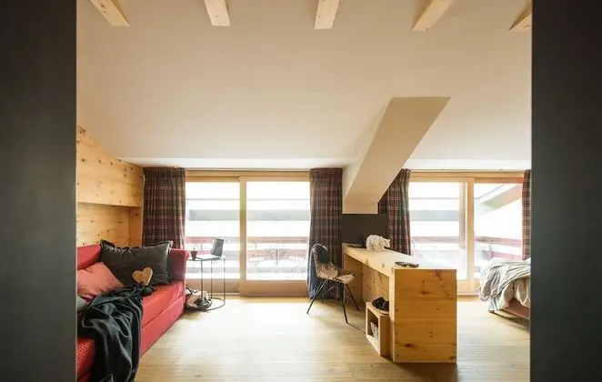 Junior Süit, Balkon