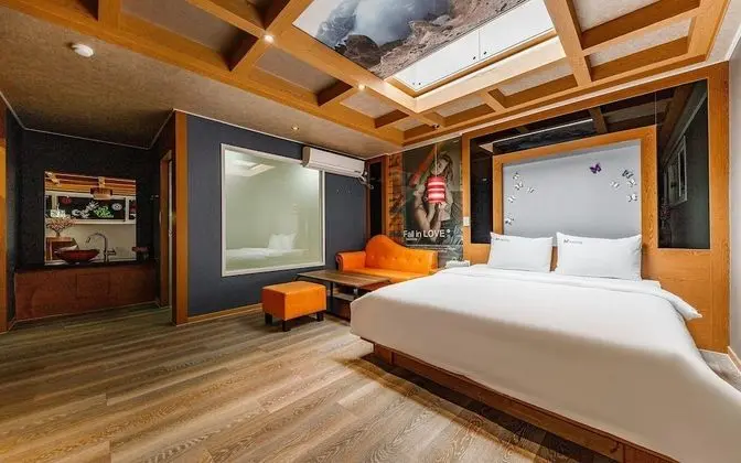 Oda (Special Room - A room with an open sk)