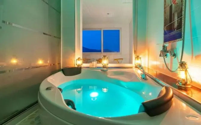 Oda (Room 201 (Ocean View Spa))