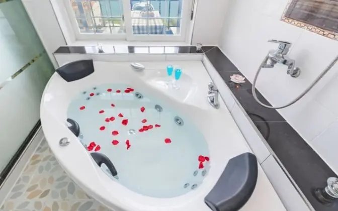 Oda (Room 202 (Ocean View Spa))