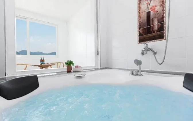 Oda (Room 302 (Ocean View Spa))