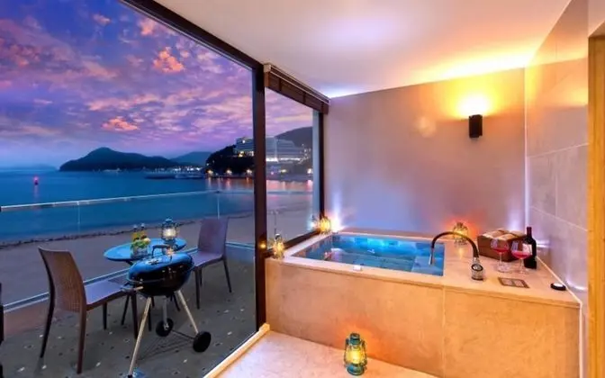 Oda (April (Open-Air Bath))