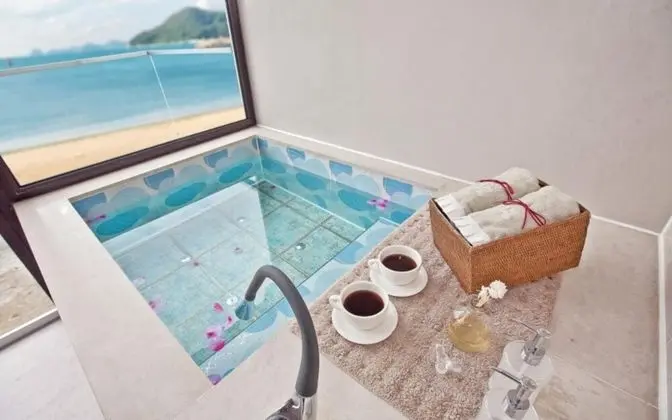 Oda (April (Open-Air Bath))