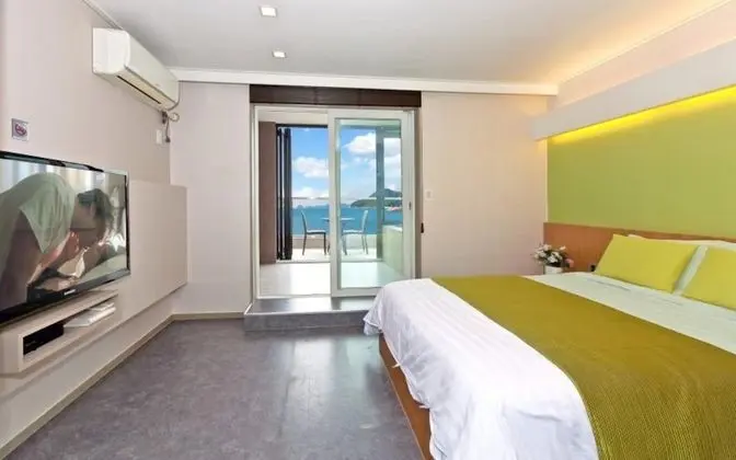 Oda (April (Open-Air Bath))