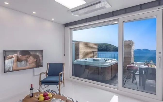 Oda (B102 (Individual pool ocean view))