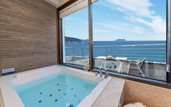 Oda (Room 203 (Ocean View Whirlpool Spa))