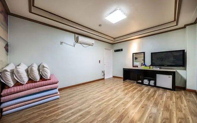 Oda (All rooms (although you can watch Net)