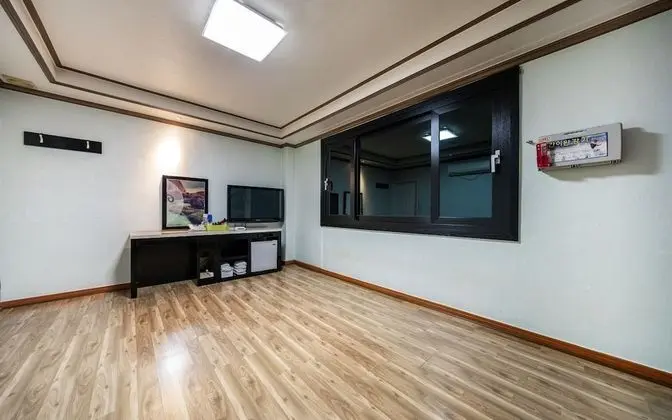 Oda (All rooms (although you can watch Net)