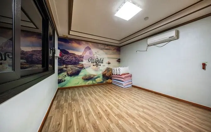 Oda (All rooms (although you can watch Net)