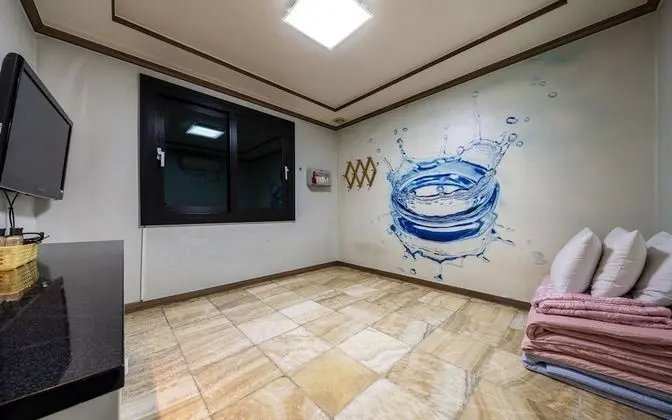 Oda (Hansil (Netflix available) for 2 peop)