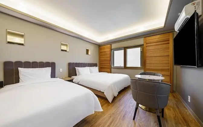 Oda (Deluxe Family Twin (Netflix Available)