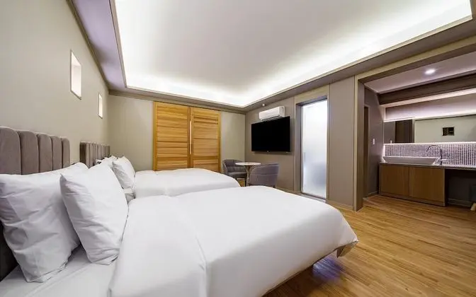 Oda (Deluxe Family Twin (Netflix Available)