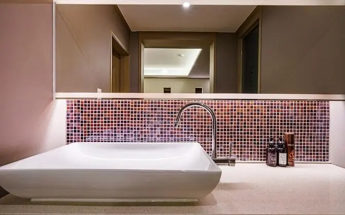 Oda (Deluxe Family Twin (Netflix Available)