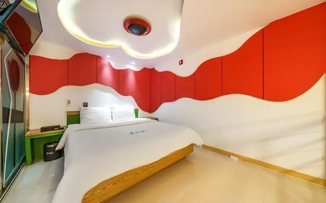 Oda (Standard (hotel-style bedding Netflix)