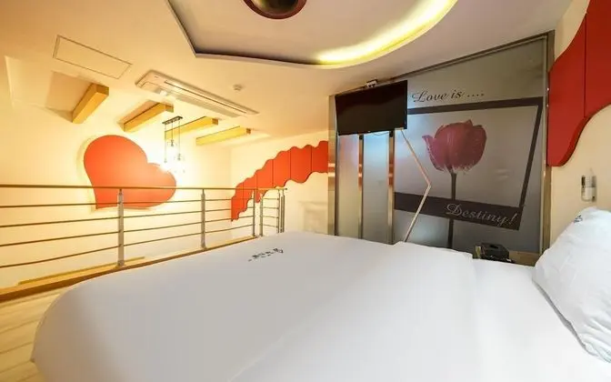 Oda (Standard (hotel-style bedding Netflix)