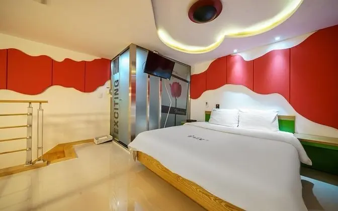 Oda (Standard (hotel-style bedding Netflix)