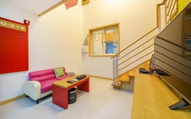 Oda (Standard (hotel-style bedding Netflix)